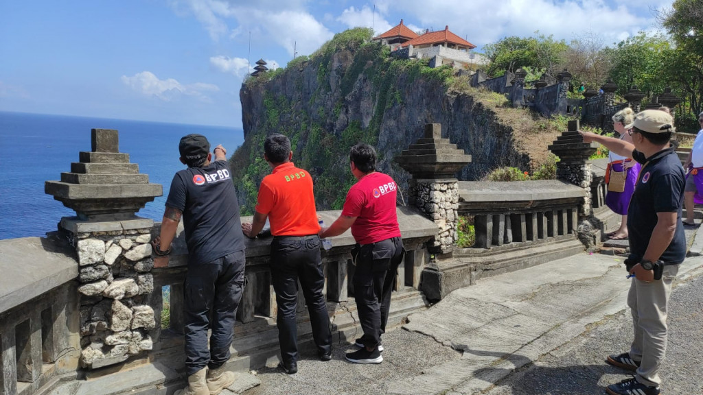 Tebing Retak di Bawah Pura Uluwatu di Desa Pecatu, Kecamatan Kuta Selatan Tanggal 11 September 2023